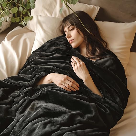 Bedsure Fleece Blanket – Lightweight & Cozy